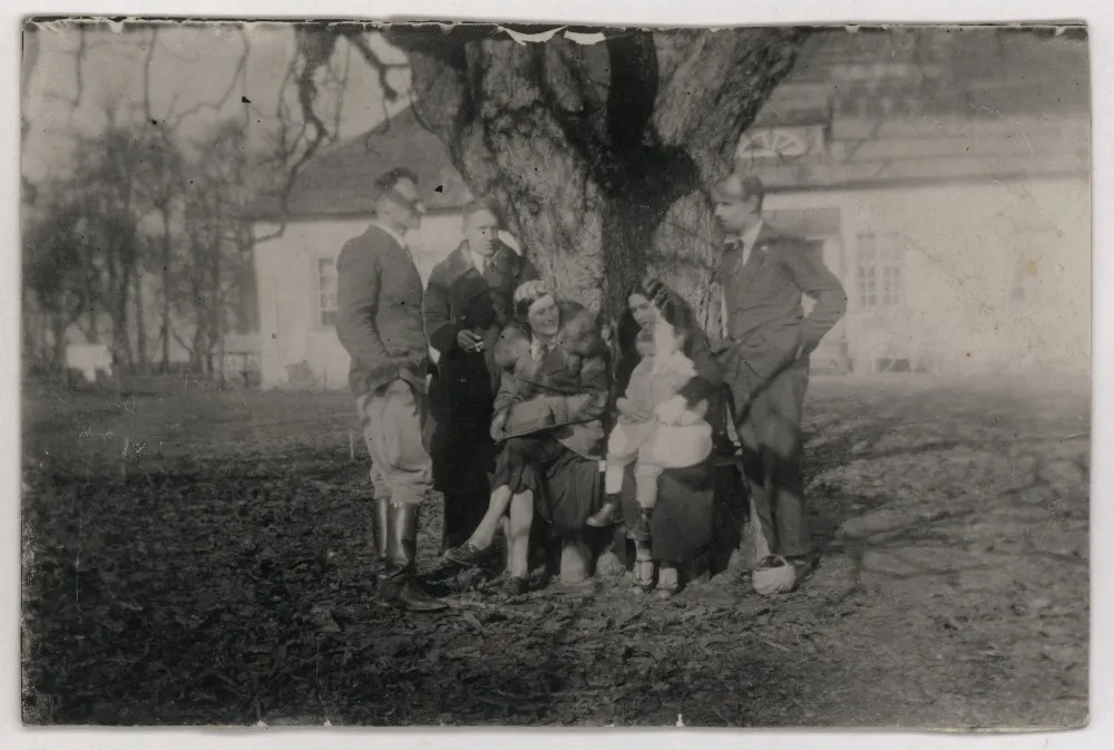 5109841-witold-pilecki-z-rodzina-i-znajomymi.jpg