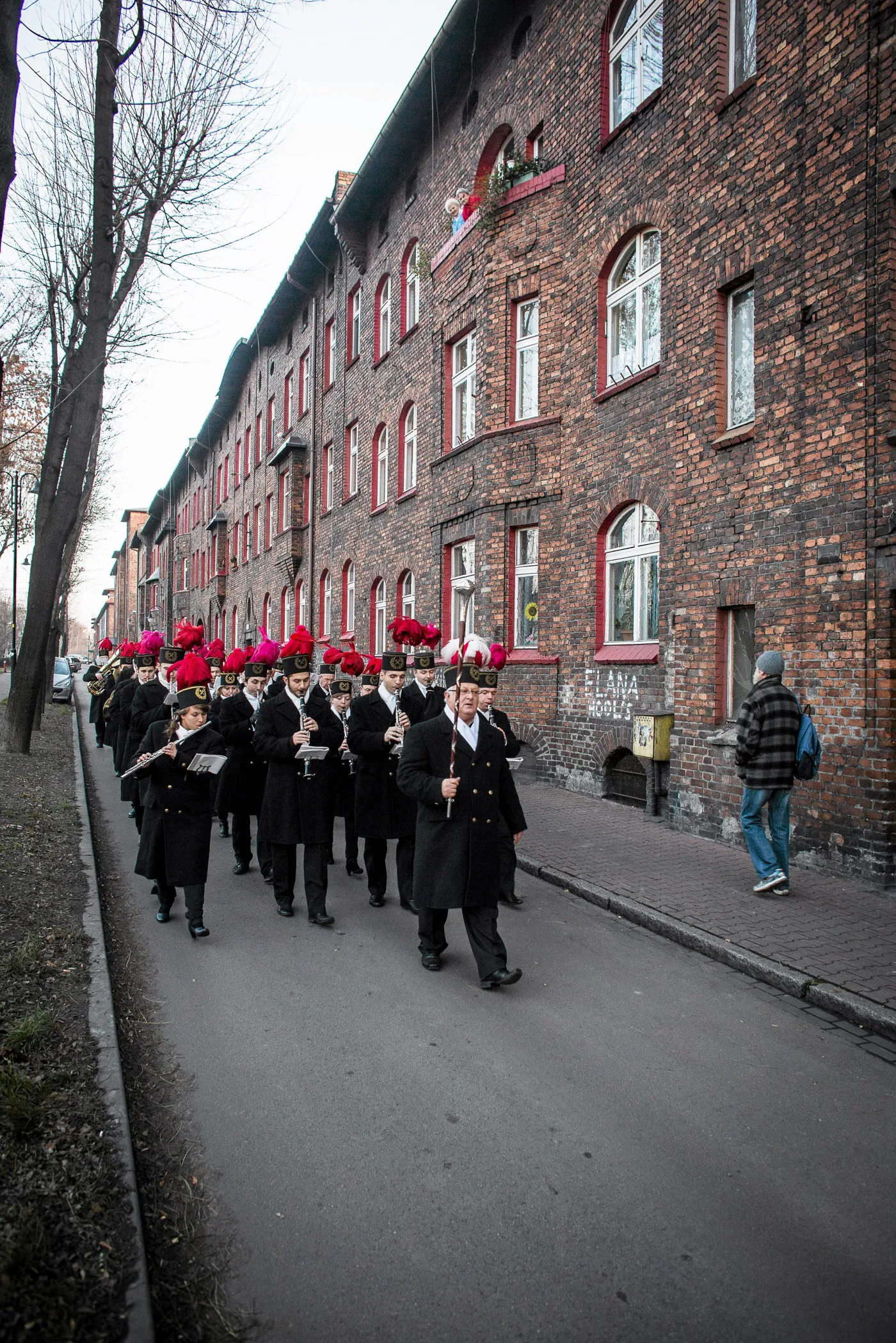 Orkiestra dęta kopalni KWK Wieczorek robi poranną pobudkę mieszkańcom osiedla w ramach świętowania Barbórki