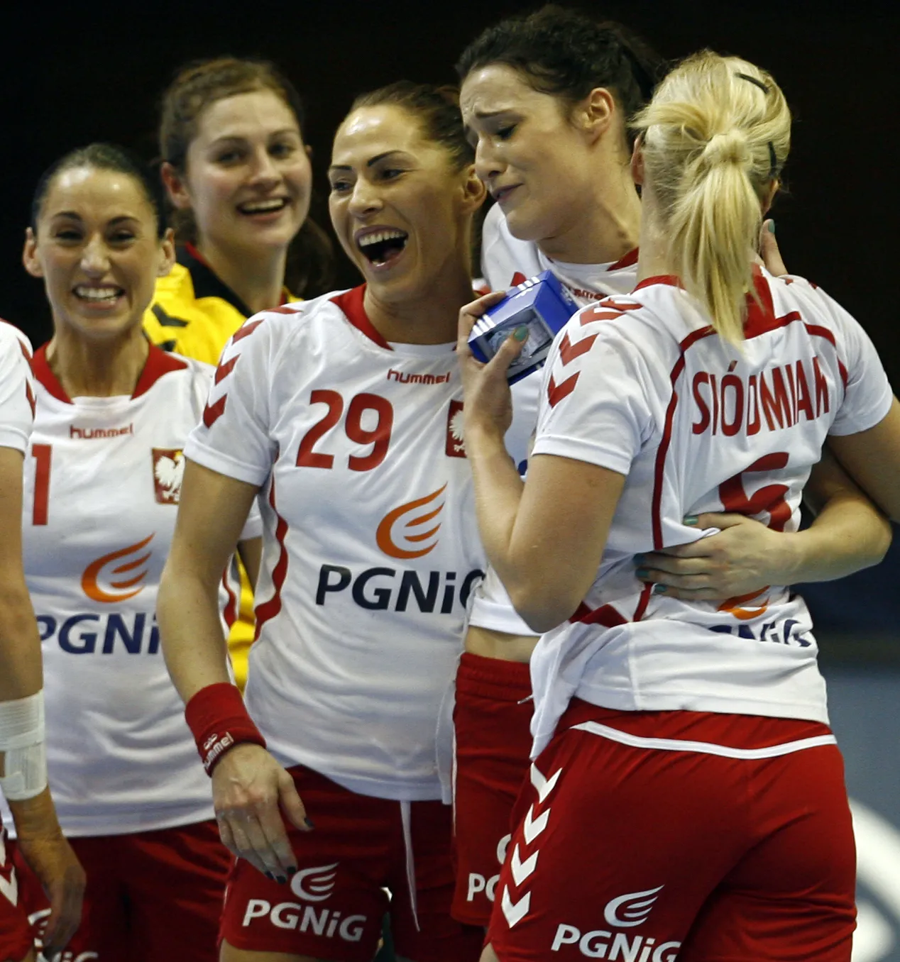 5752452-tak-polskie-szczypiornistki-cieszyly.jpg