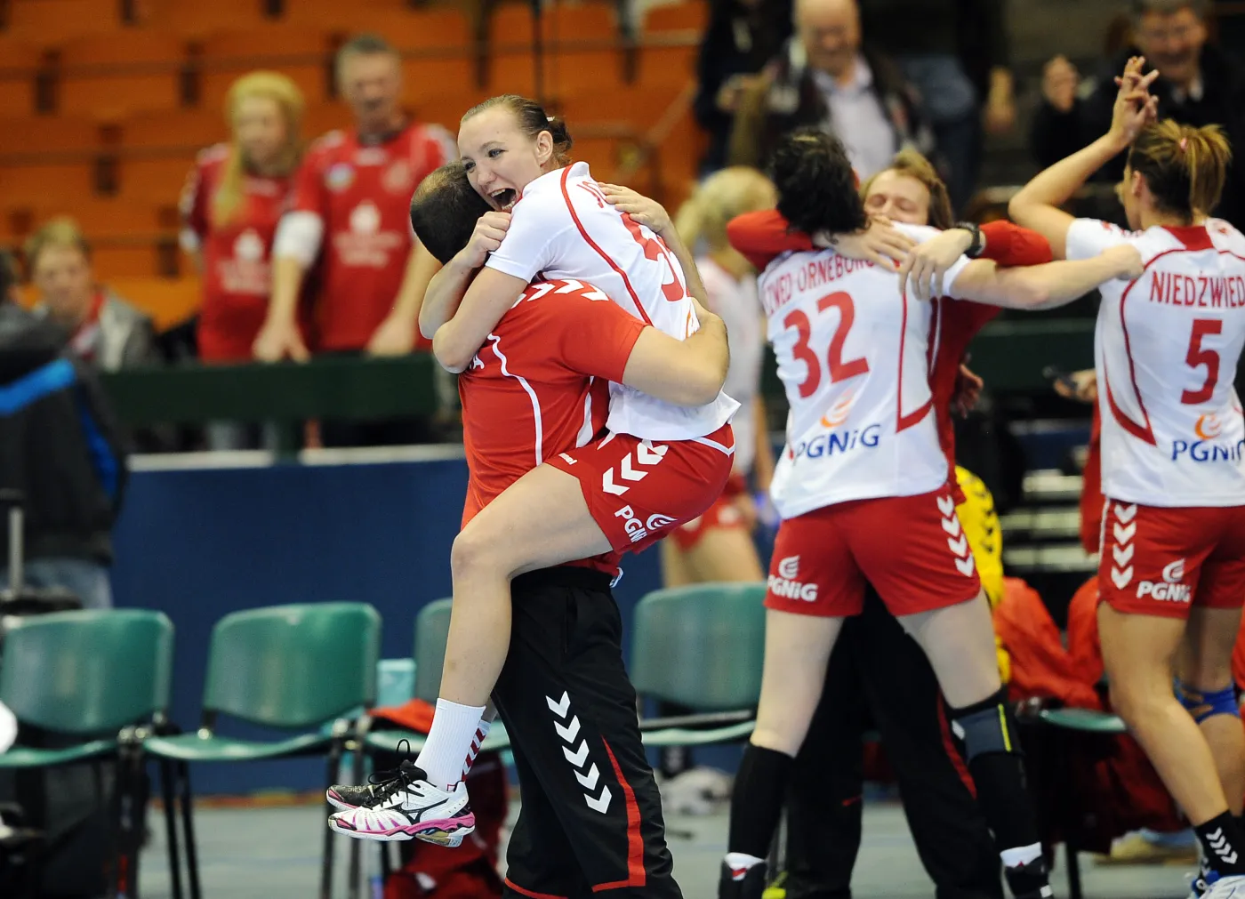 5752307-tak-polskie-szczypiornistki-cieszyly.jpg