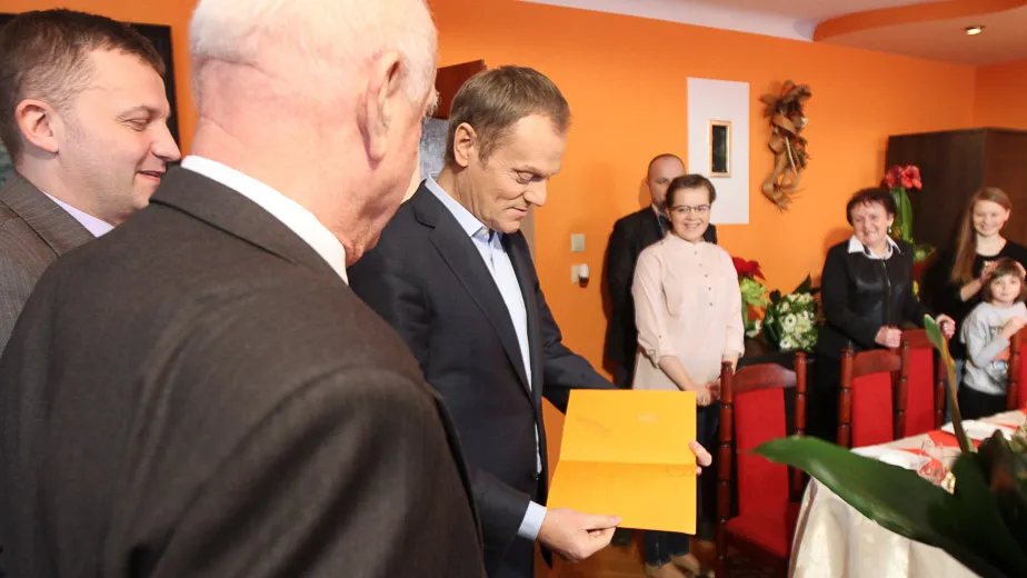 5798526-tusk-wizyta-u-rodziny-wandy-gawron.jpg