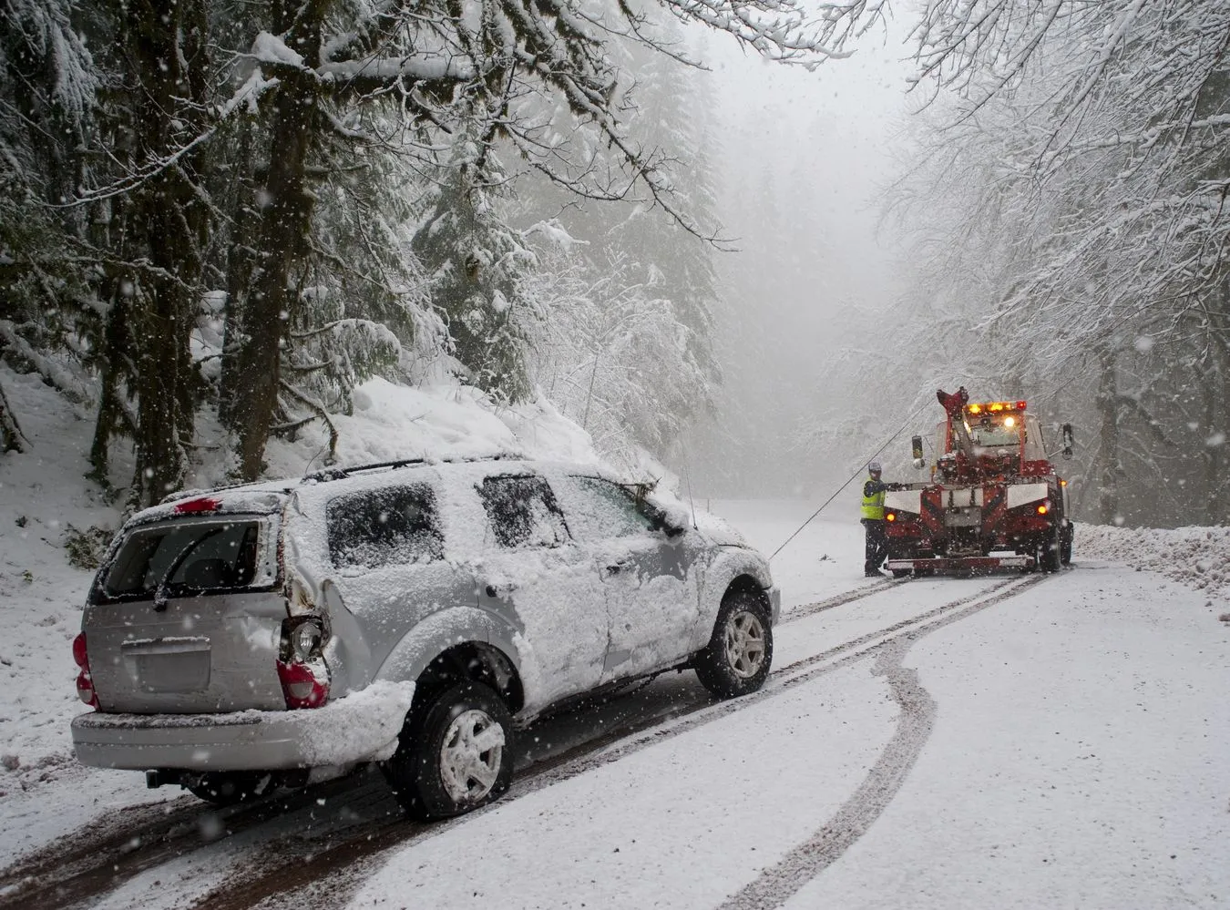 Trudne warunki na drogach. Sypie śnieg, jest ślisko