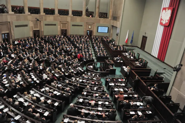 PiS wciąż przed PO, ale poparcie dla Platformy rośnie. Sondaż polityczny GfK 