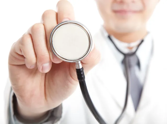 Tak lekarze wyłudzają pieniądze. Chorzy płacą dwukrotnie