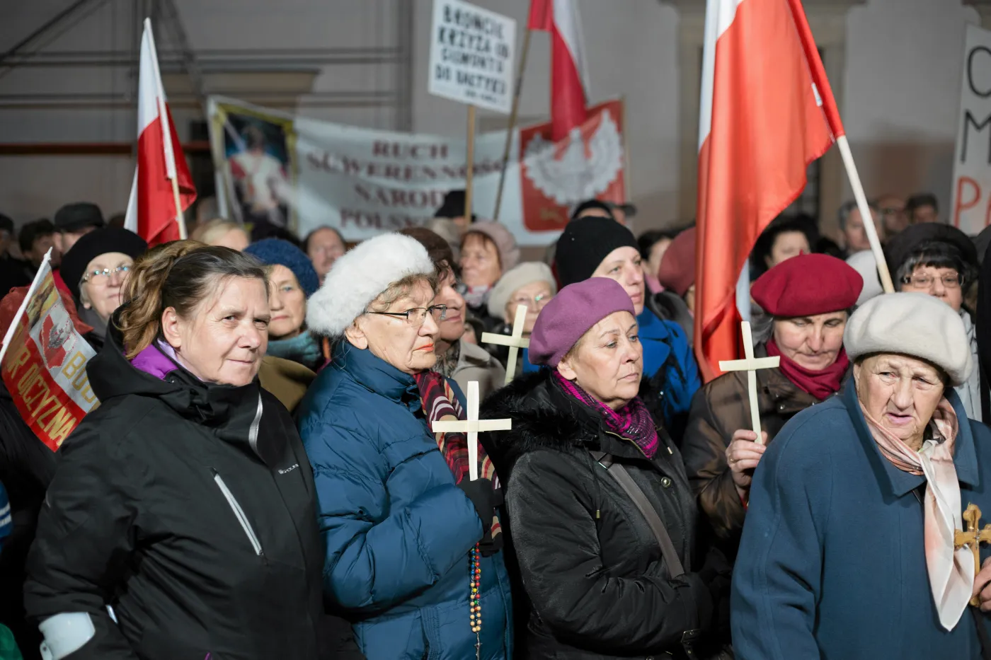 protest w Warszawie w obronie krzyża przeciwko CSW