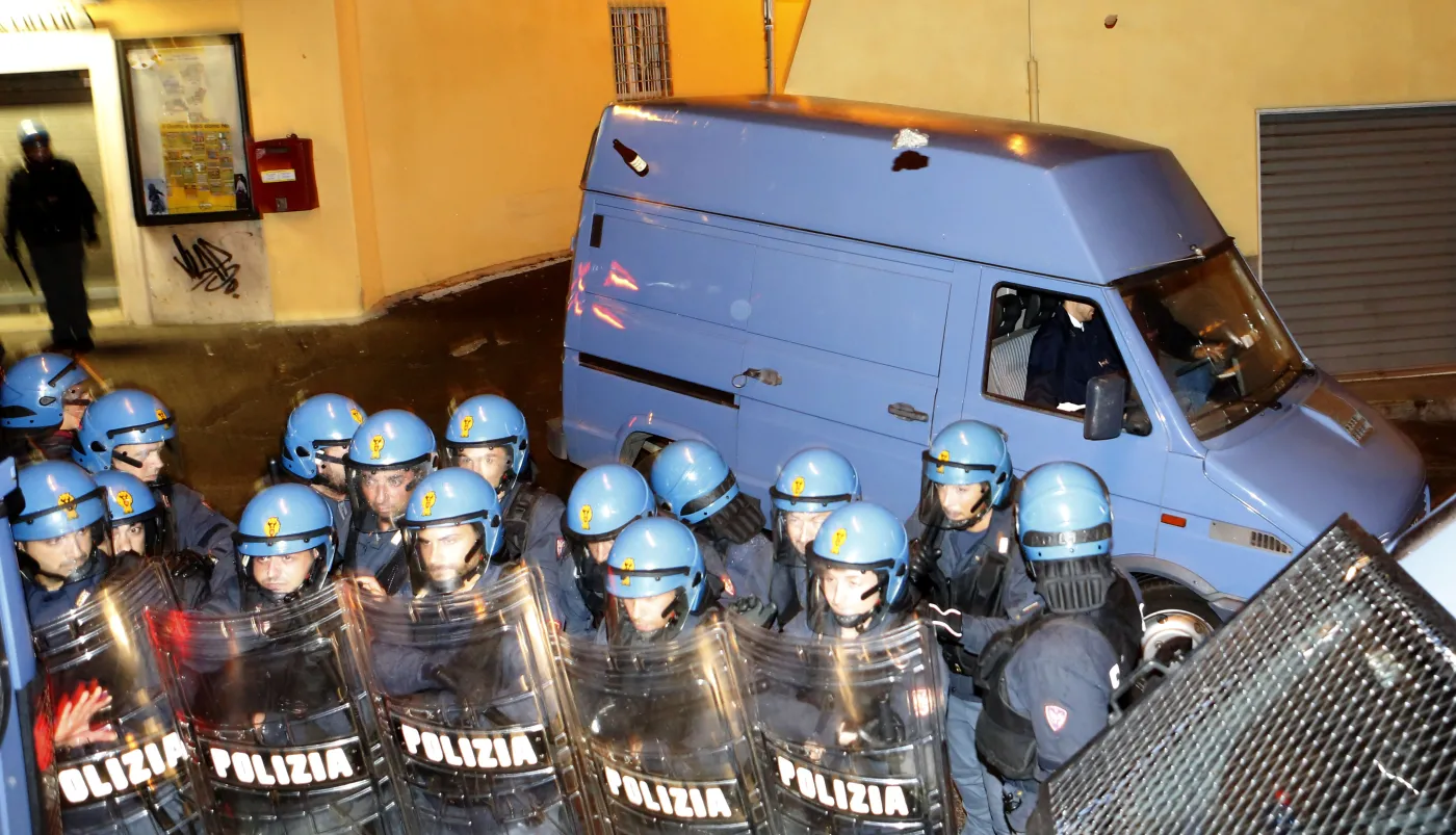 5528415-policja-zabezpiecza-pogrzeb-ericha.jpg