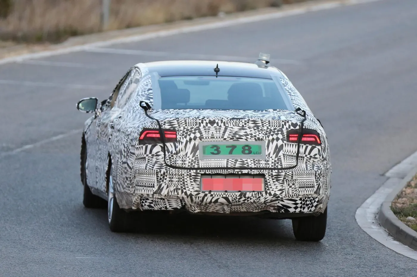 6140916-volkswagen-passat-2015-spy-photos-11.jpg