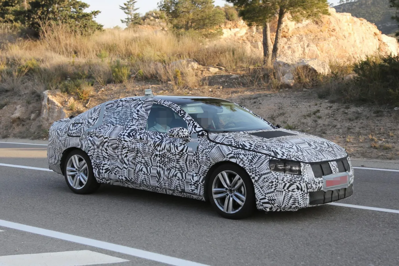 6140945-volkswagen-passat-2015-spy-photos-5.jpg