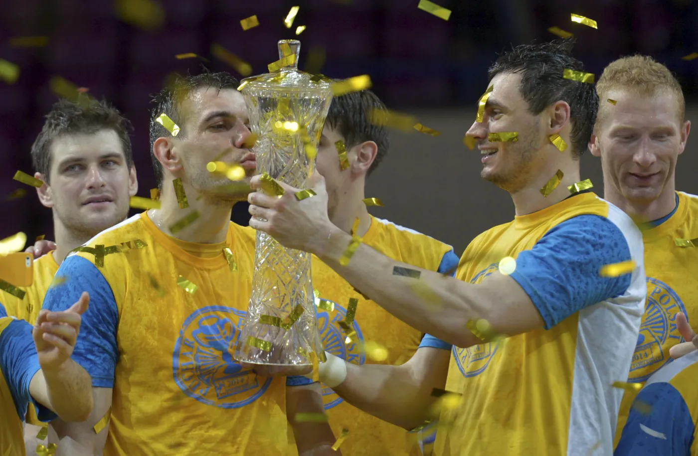 Zawodnicy Vive Targi Kielce Michał Jurecki (L) i Krzysztof Lijewski (P) z trofeum Pucharu Polski szczypiornistów, które zdobyła drużyna po pokonaniu Orlenu Wisły Płock 33:32 w finałowym meczu, finałowego turnieju Pucharu Polski piłkarzy ręcznych w Warszawie