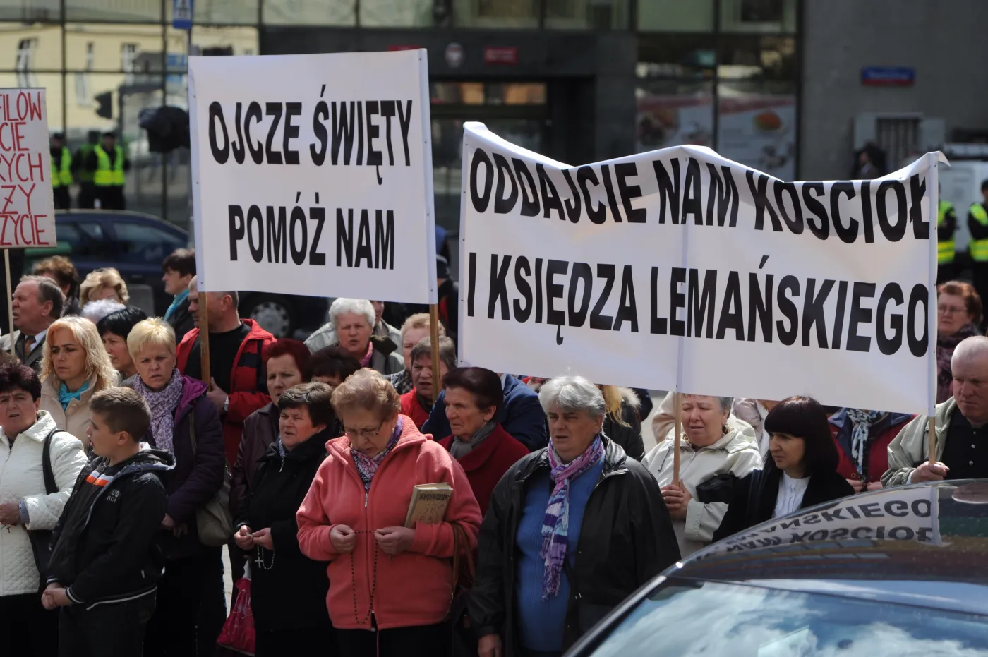 6174562-protest-parafian-w-obronie-ksiedza.jpg