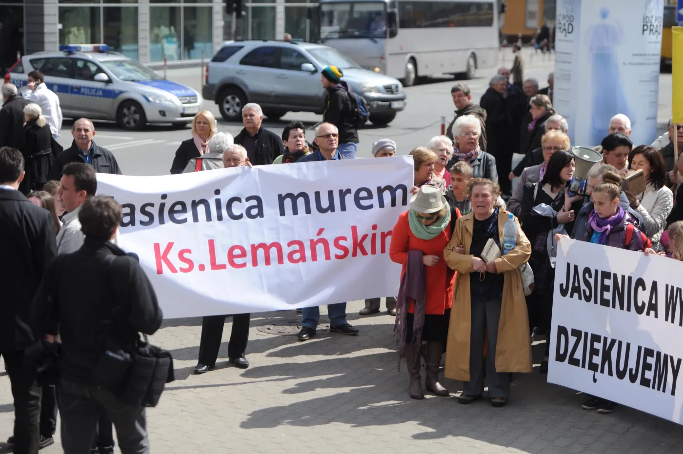 6174591-protest-parafian-w-obronie-ksiedza.jpg