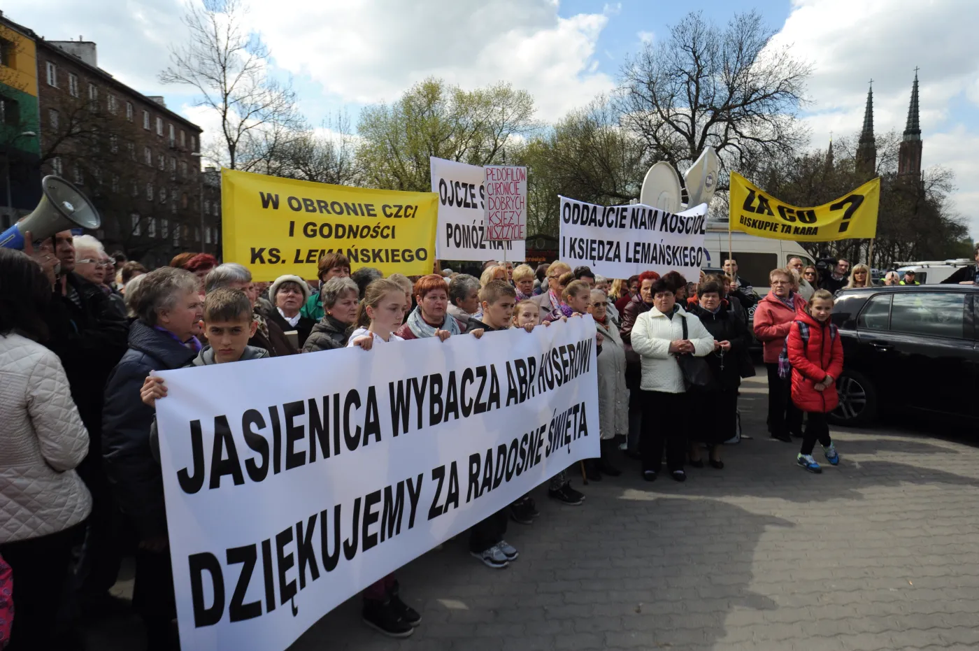6174388-protest-parafian-w-obronie-ksiedza.jpg