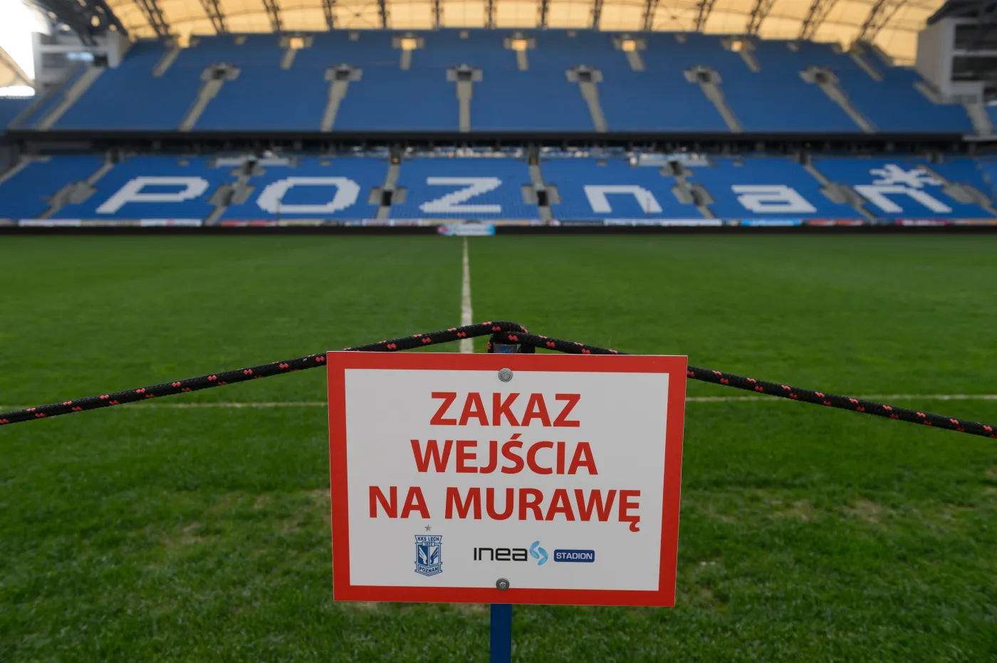 Wojewoda wielkopolski Piotr Florek wydał decyzję o zamknięciu trybuny nr 2 INEA Stadionu dla kibiców Kolejorza i wydzielonej części trybuny nr 4 dla kibiców Wisły w trakcie meczu Lech - Wisła