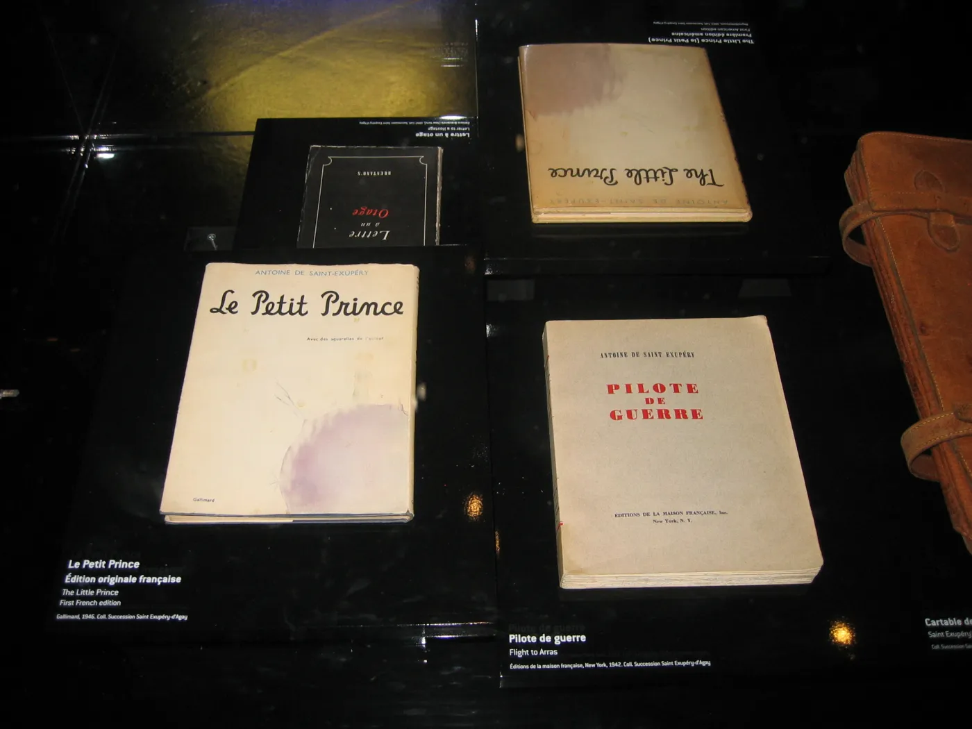 6193614-dwa-pierwsze-wydania-malego-ksiecia.jpg