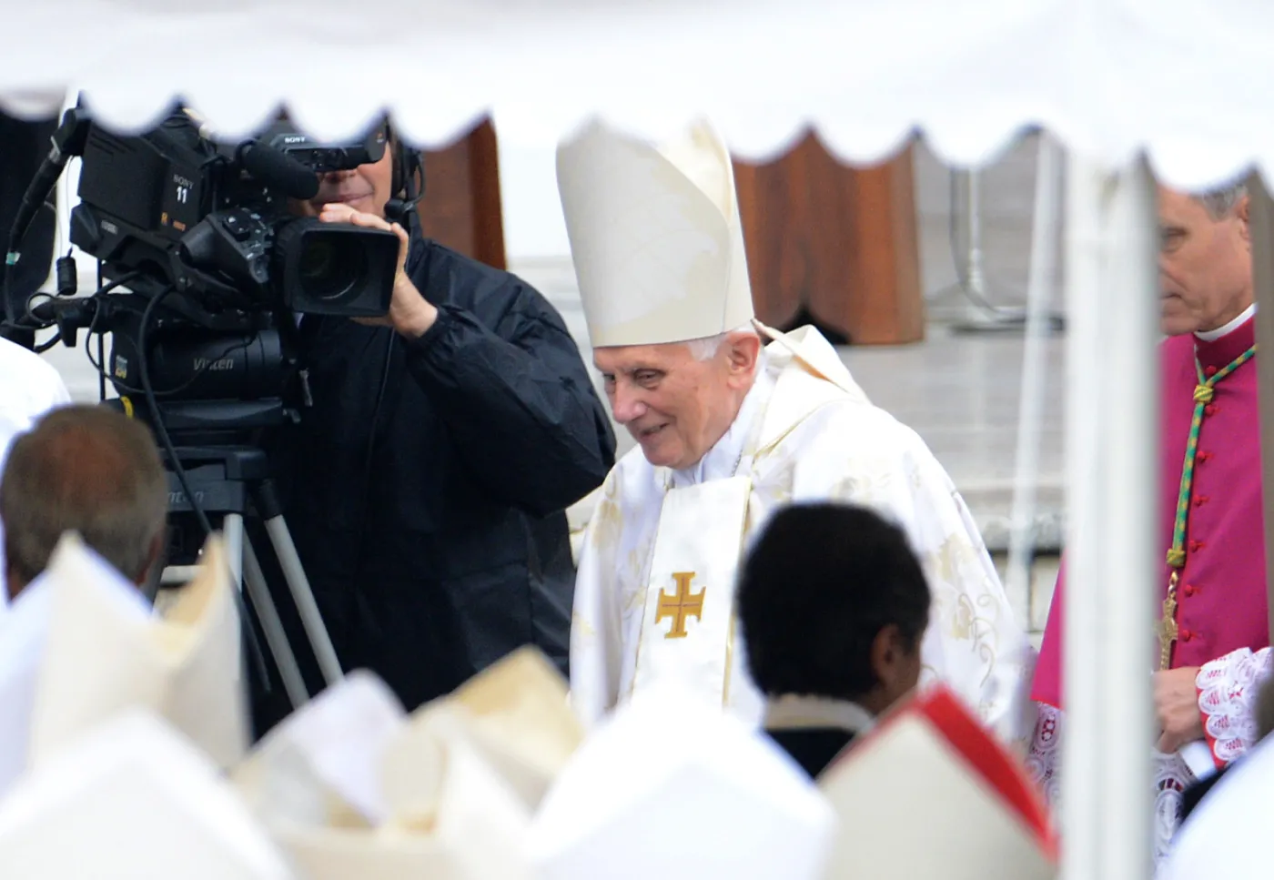 6210653-papiez-emeryt-benedykt-xvi-w-czasie.jpg