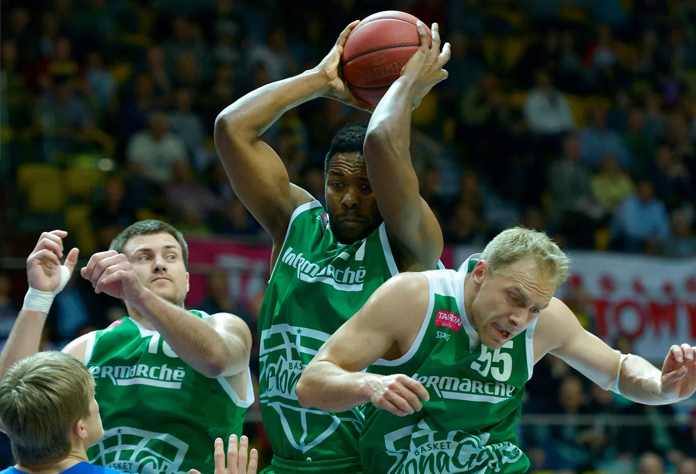 W akcji zawodnicy Stelmetu Zielona Góra: Craig Brackins (C), Łukasz Koszarek (P) i Vladimir Dragicevic (L) podczas trzeciego meczu play off ćwierćfinału ekstraklasy koszykarzyz miejscowym Asseco w Gdyni