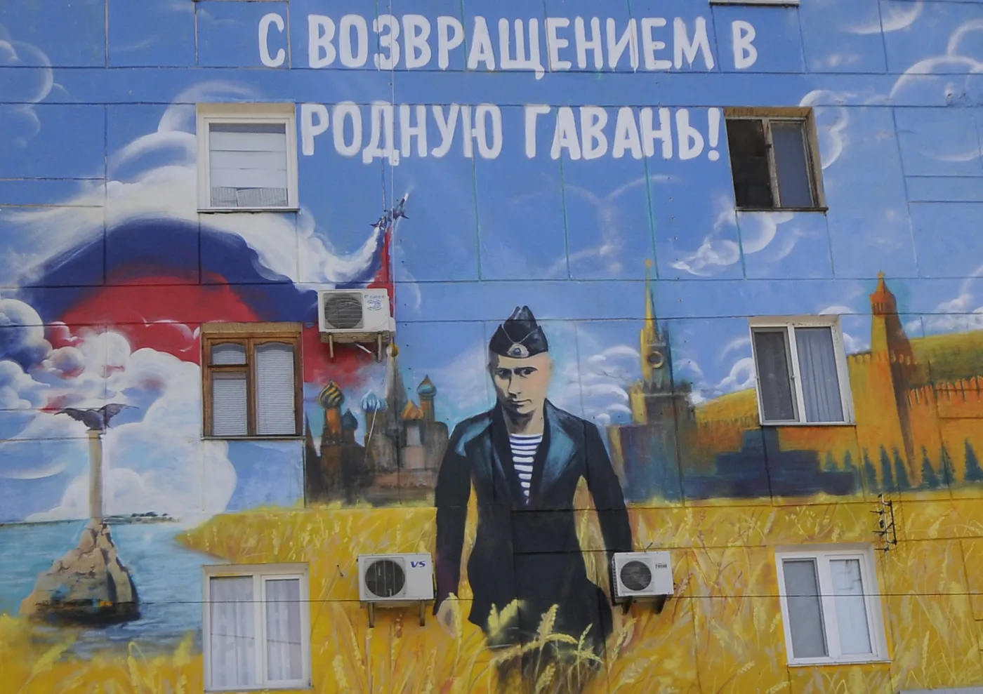 Mural w Sewastopolu, przedstawiający Władimira Putina wśród łanów zboża