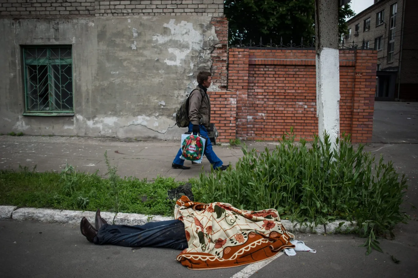 6265629-cialo-zabitego-niedaleko-komisariatu.jpg