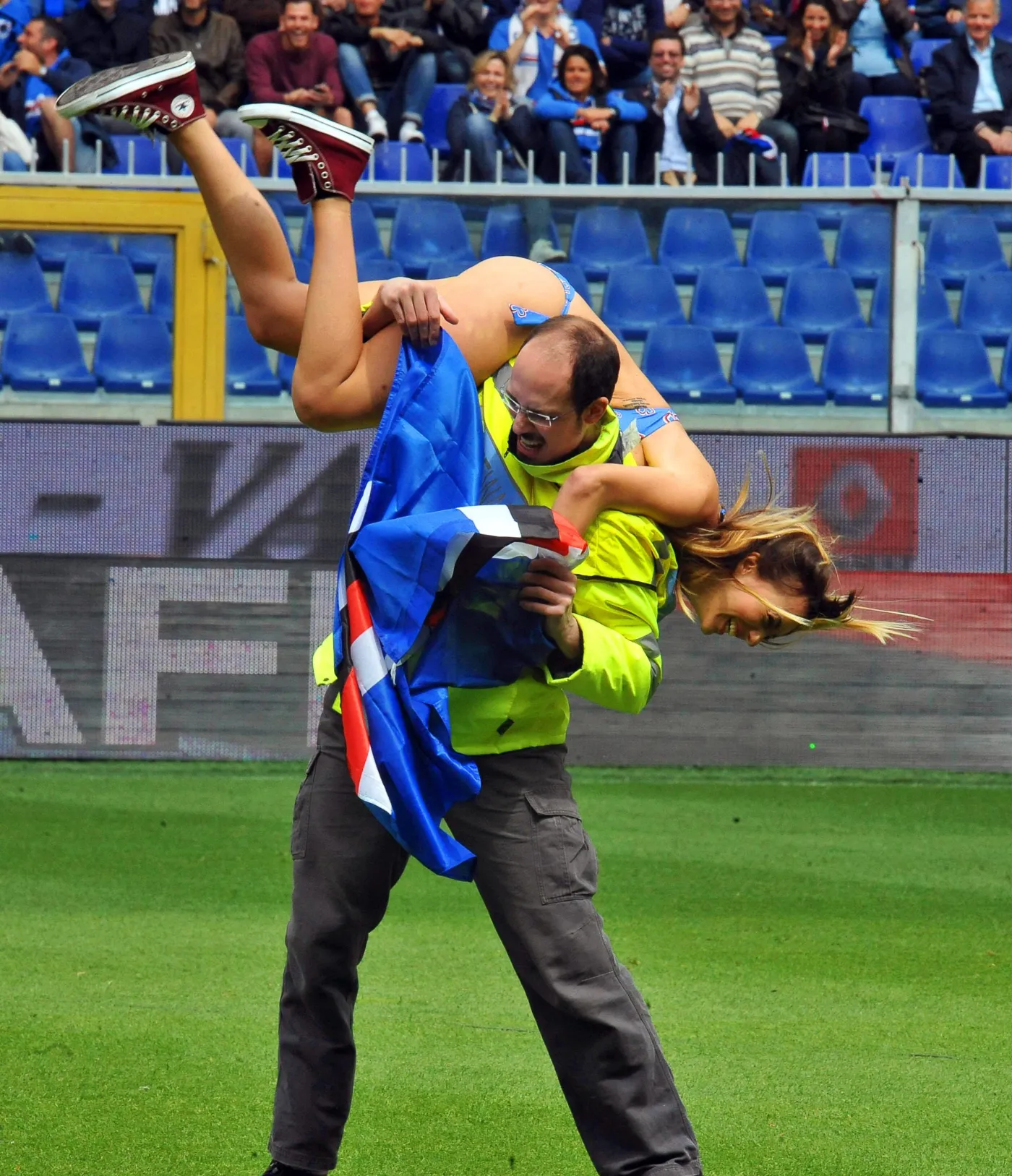 6271111-polnaga-kibicka-sampdorii-przerwala.jpg