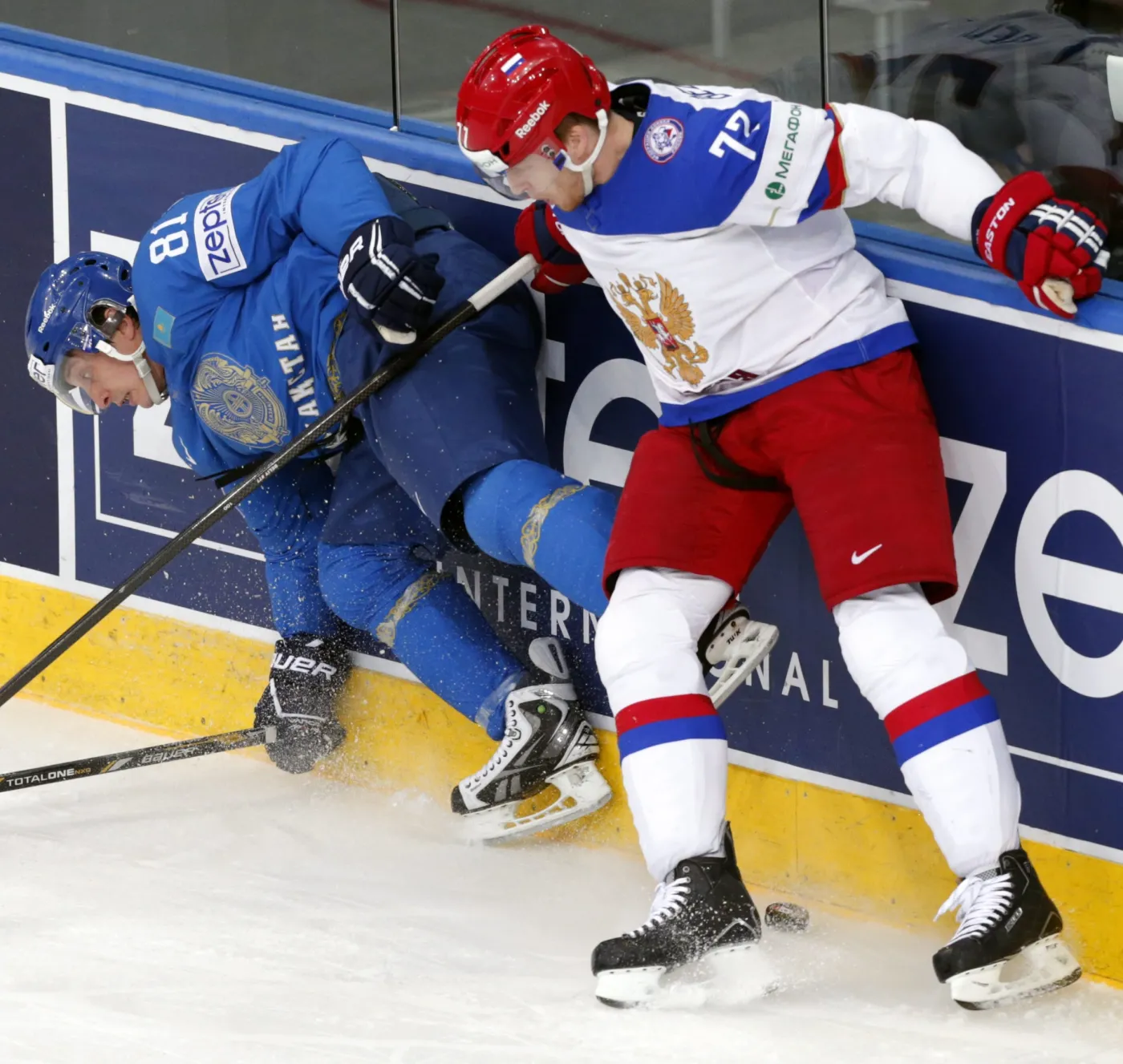 6290902-putin-i-rosyjscy-kibice-maja-powody.jpg
