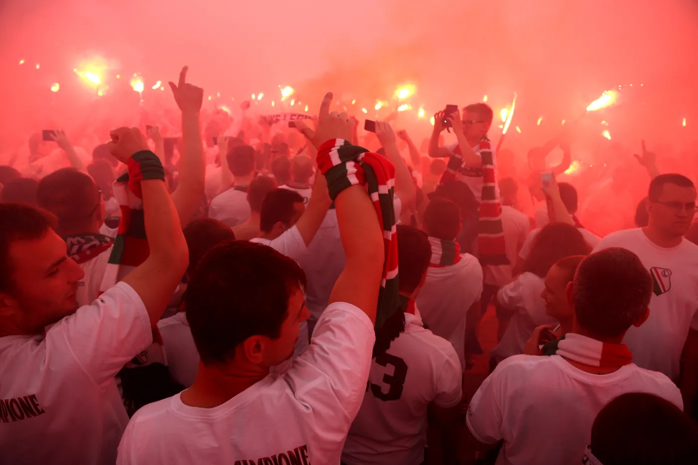 6337433-tak-sie-bawi-stolica-legia-warszawa.jpg