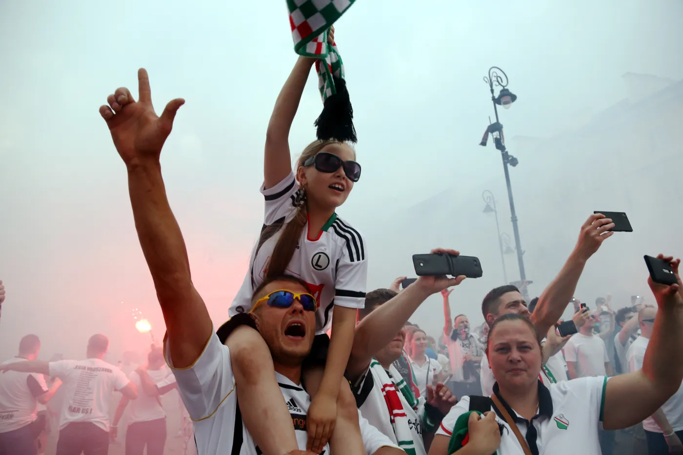 6337549-tak-sie-bawi-stolica-legia-warszawa.jpg