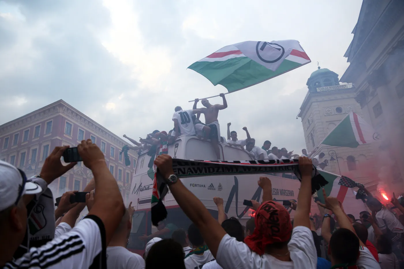 6337578-tak-sie-bawi-stolica-legia-warszawa.jpg