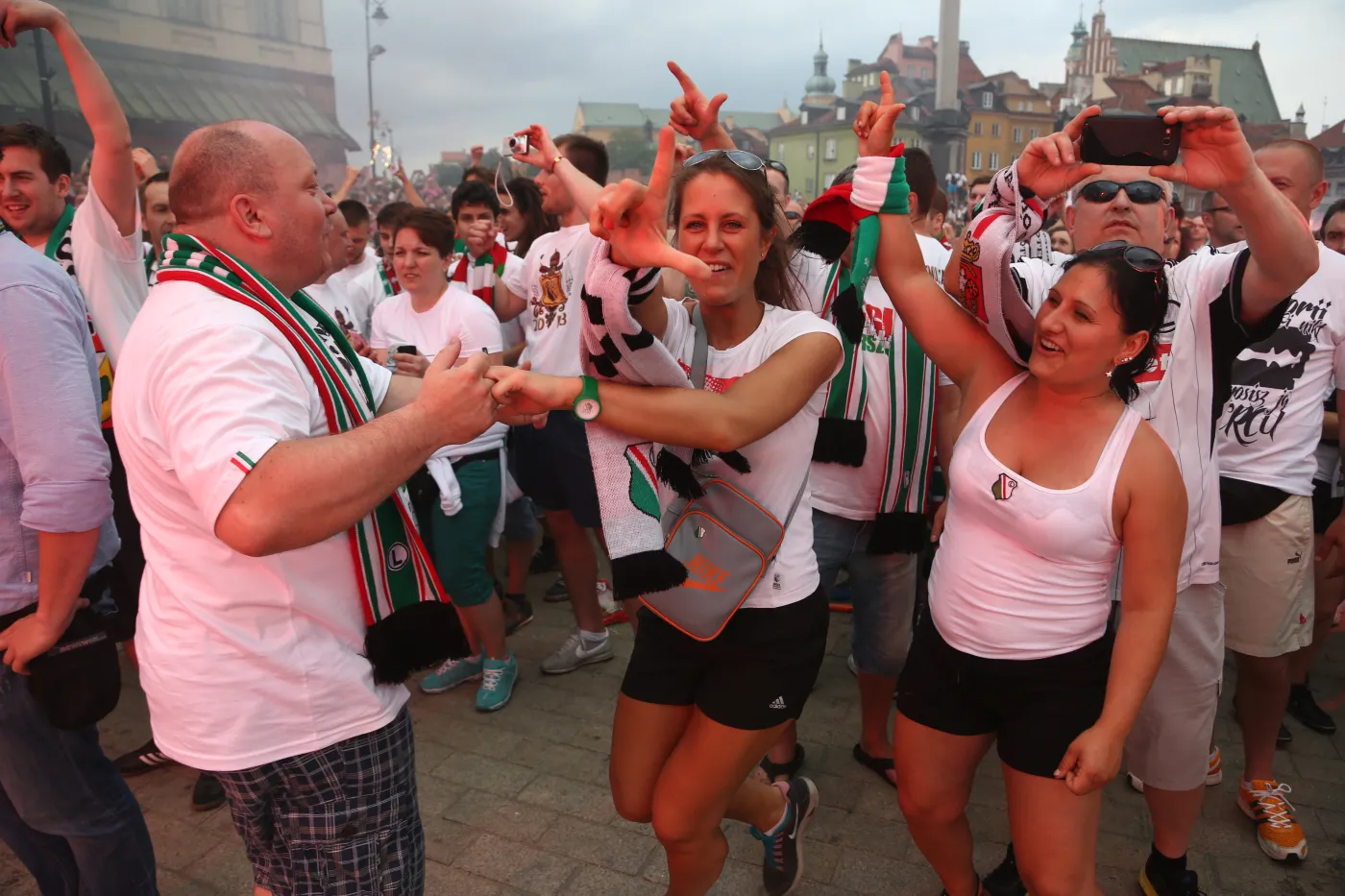 6337781-tak-sie-bawi-stolica-legia-warszawa.jpg