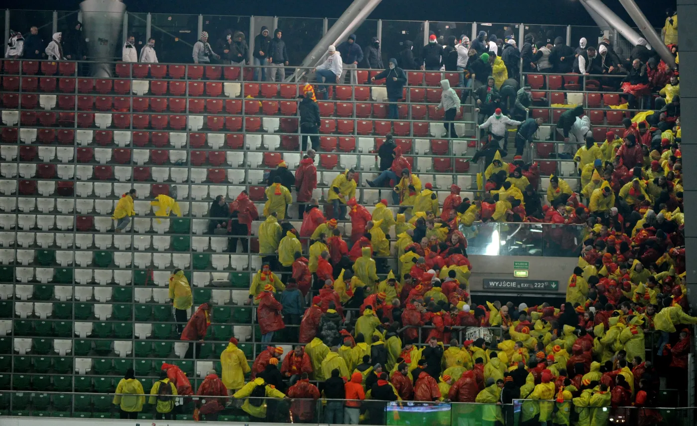 5998717-zamieszki-i-bojki-pomiedzy-kibicami.jpg