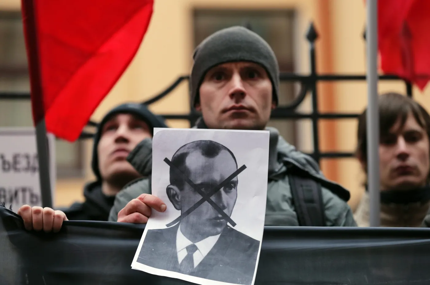 Demonstrant trzyma zdjęcie Stepana Bandery, przywódcy nacjonalistycznej organizacji