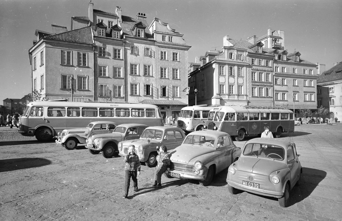6591429-samochody-osobowe-na-placu-zamkowym.jpg