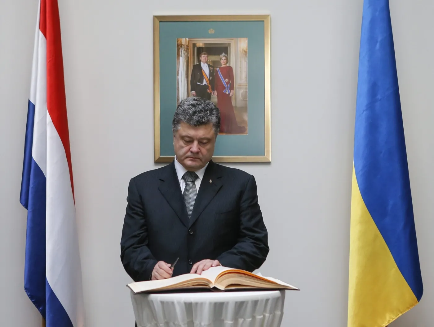 Prezydent Petro Poroszenko wpisujący się do ksiegi kondolencyjnej