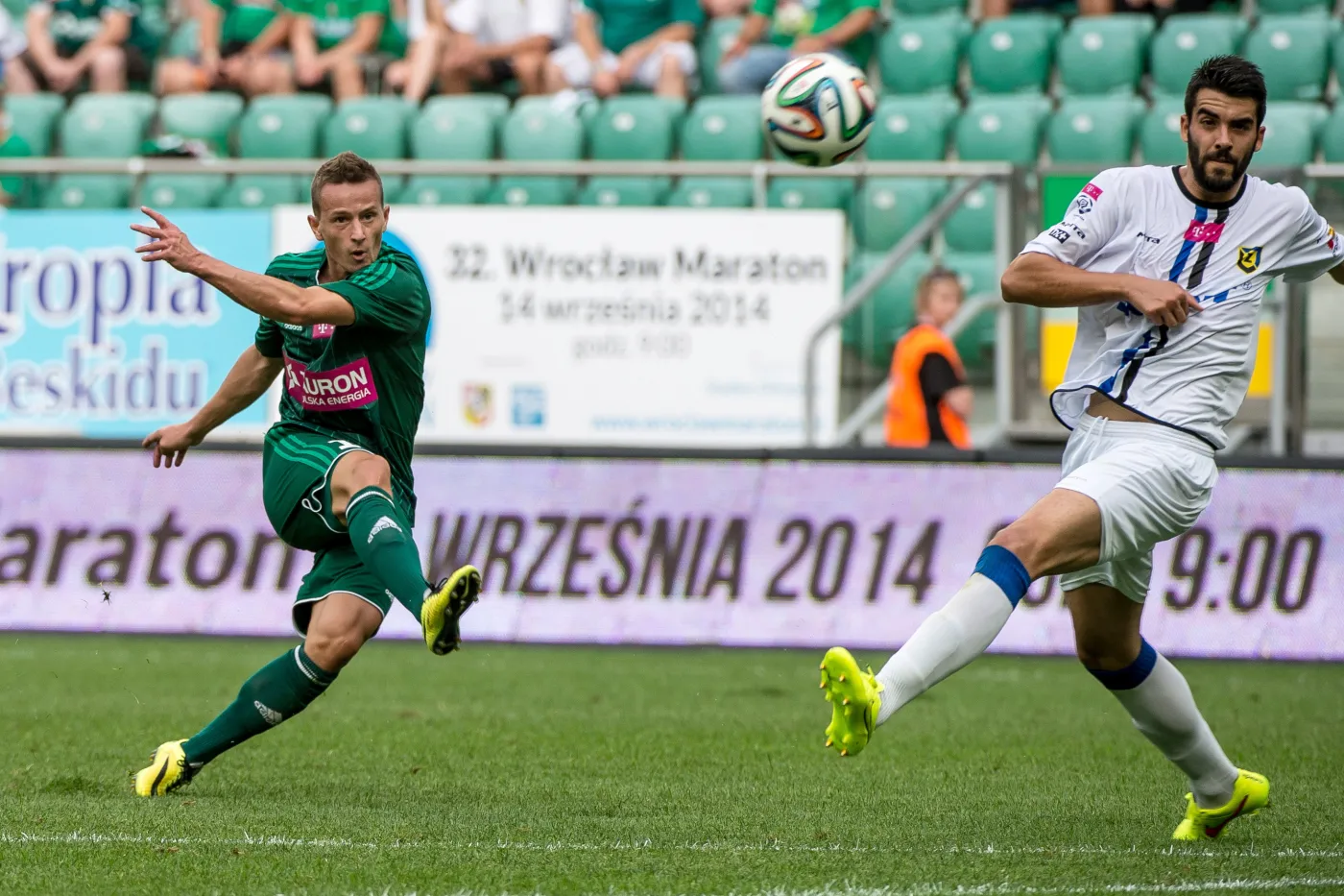 Robert Pich (L) z miejscowego Śląska strzela swojego drugiego gola obok nieskutecznie interweniującego Andre Pereiry (P) z Zawiszy Bydgoszcz w meczu T-Mobile Ekstraklasy, rozegranym we Wrocławiu