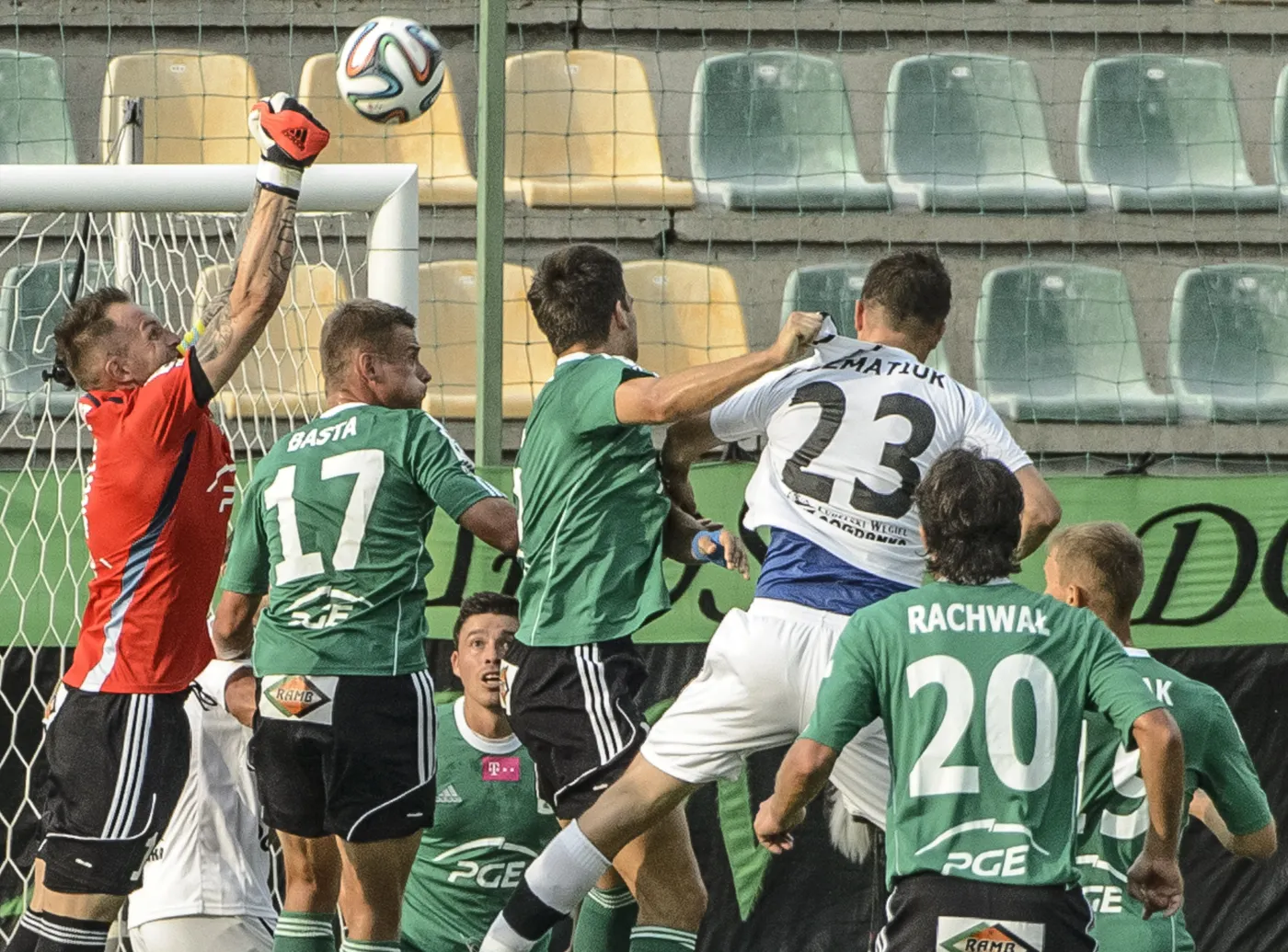 Bramkarz PGE GKS Bełchatów Arkadiusz Malarz (L) w akcji podczas meczu polskiej Ekstraklasy piłkarskiej z Górnikiem Łęczna