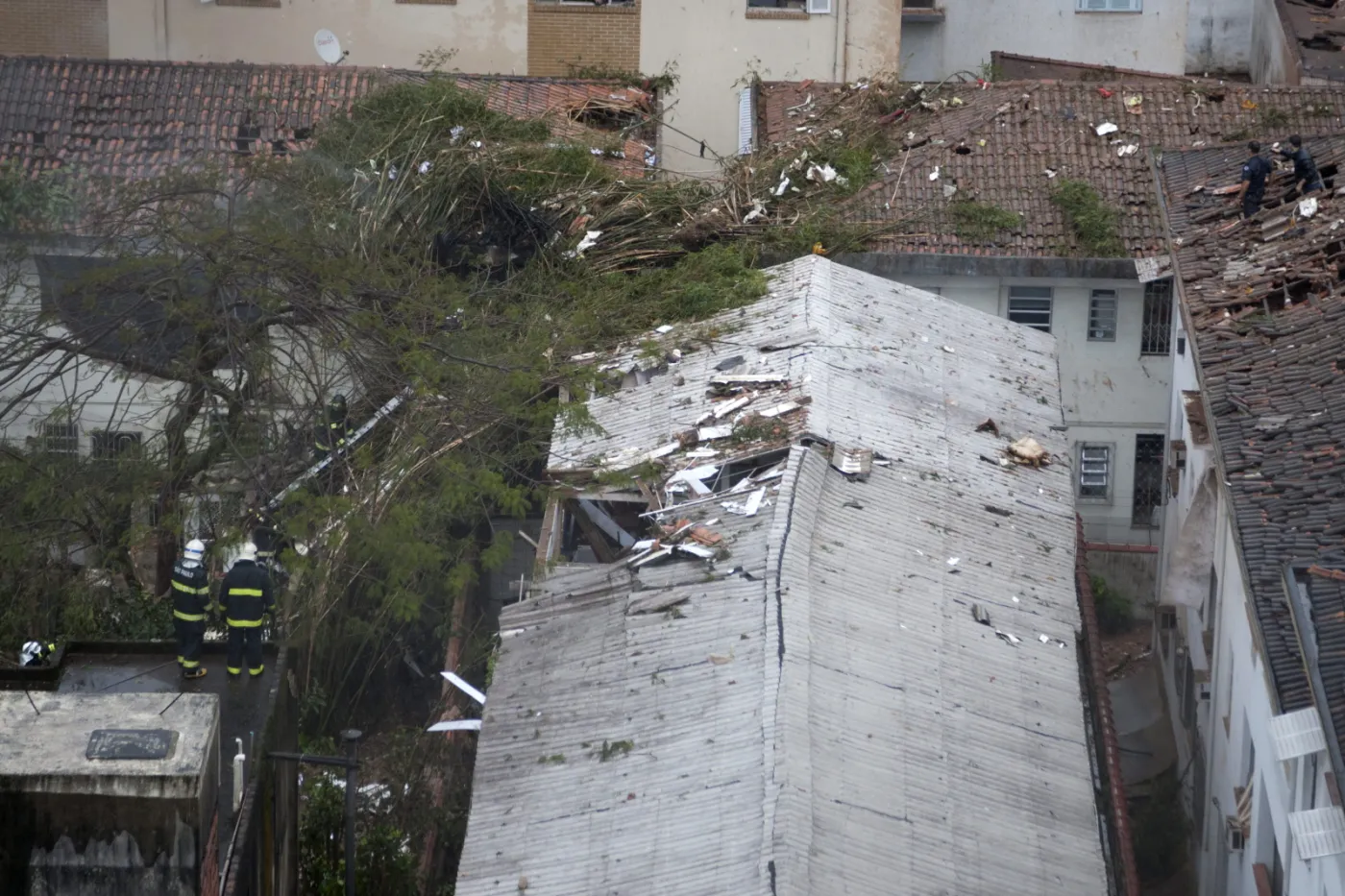 6670677-zniszczone-budynki-na-ktore-spadla.jpg