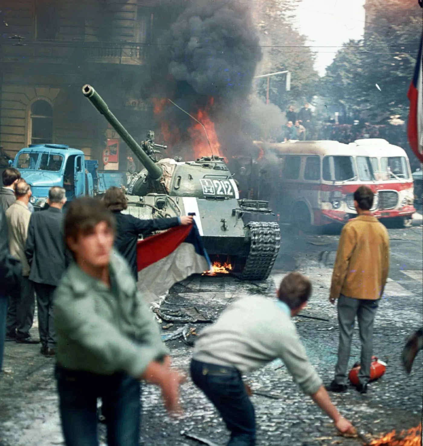 6697121-inwazja-na-czechoslowacje-studenci.jpg