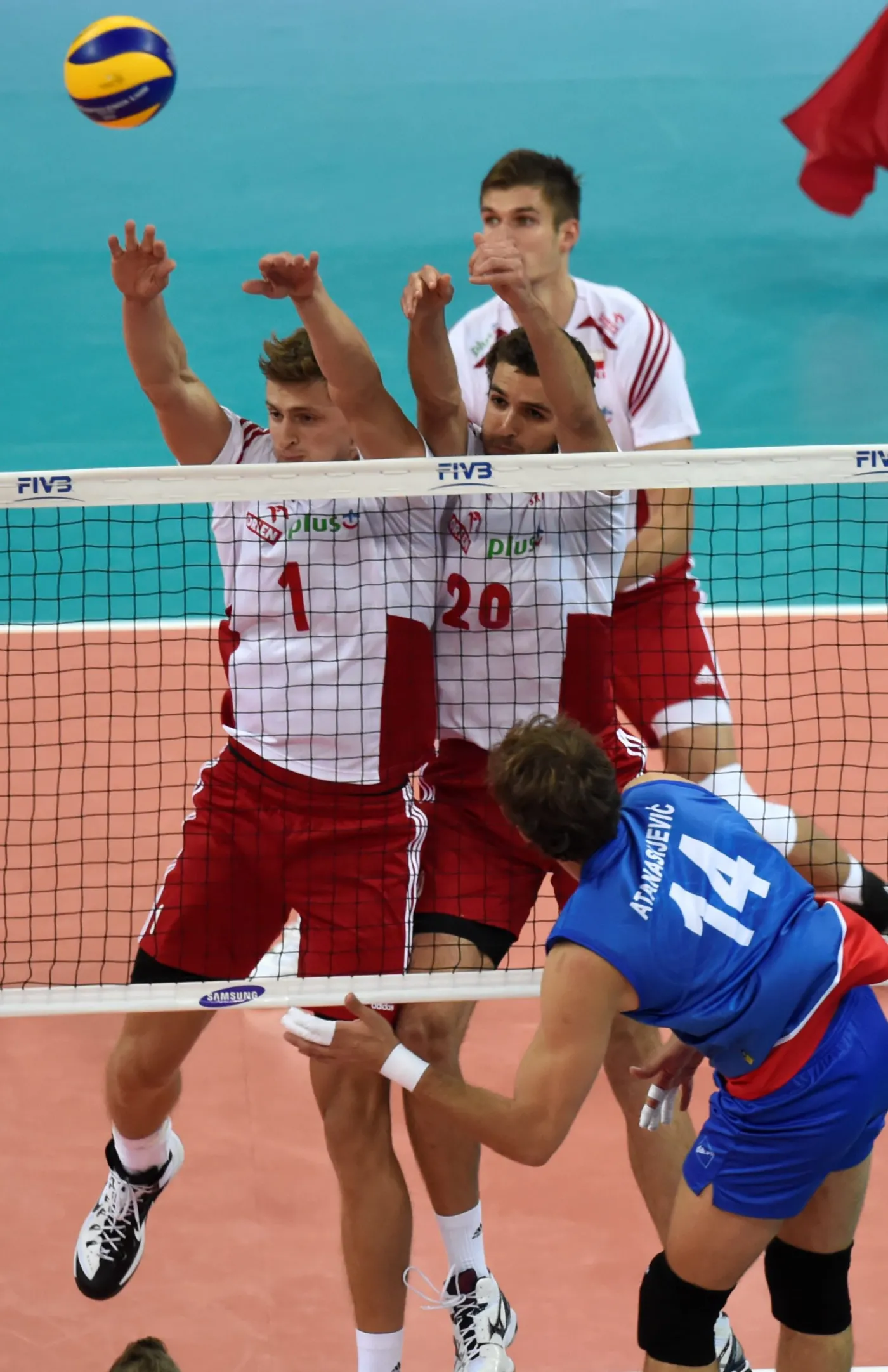 6735500-polscy-siatkarze-zmietli-z-parkietu.jpg