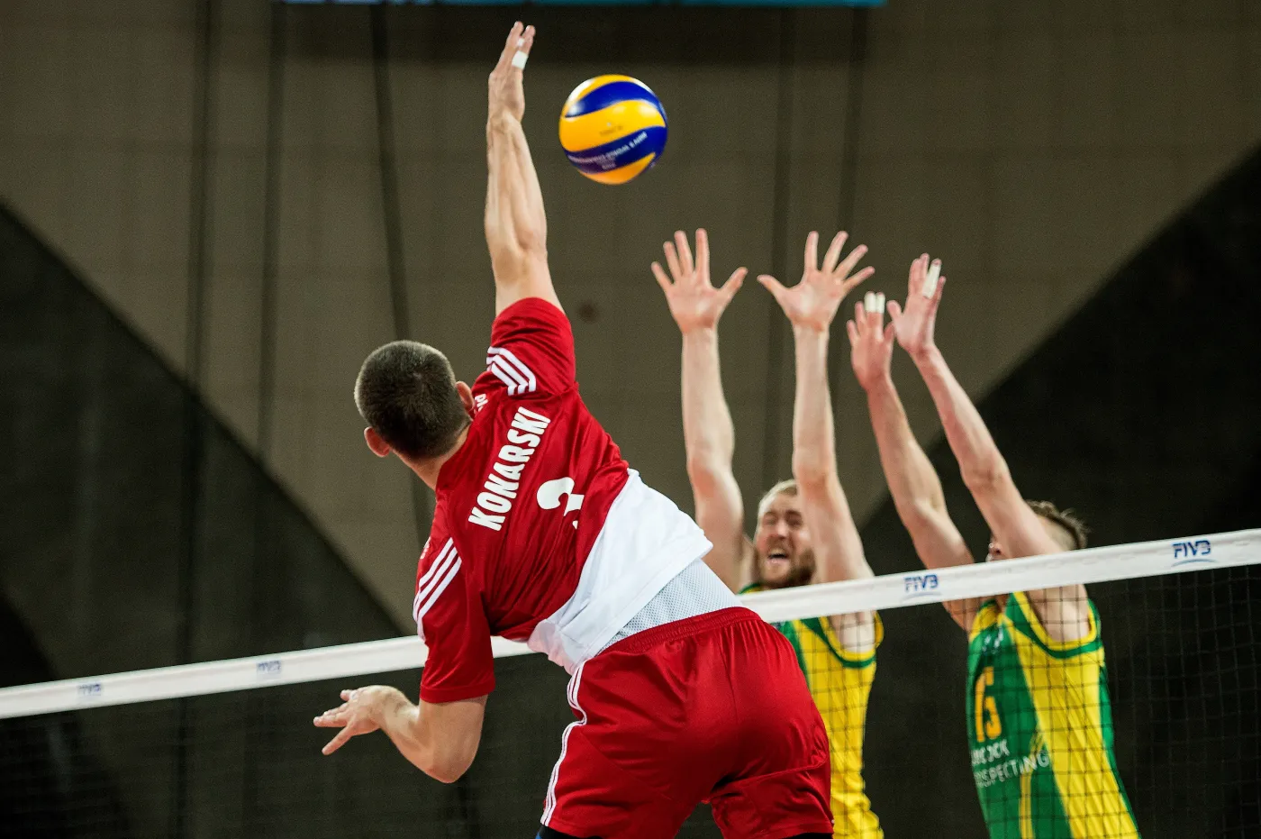 6748804-polak-dawid-konarski-w-ataku-podczas.jpg