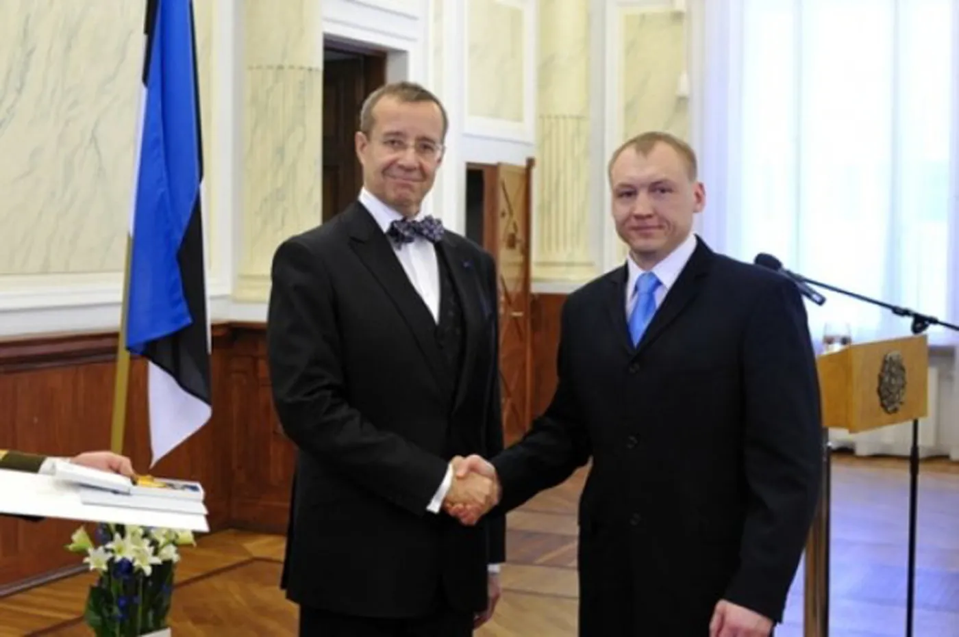 Eston Kohver (po prawej) i prezydent Estonii Toomas Hendrik Ilves
