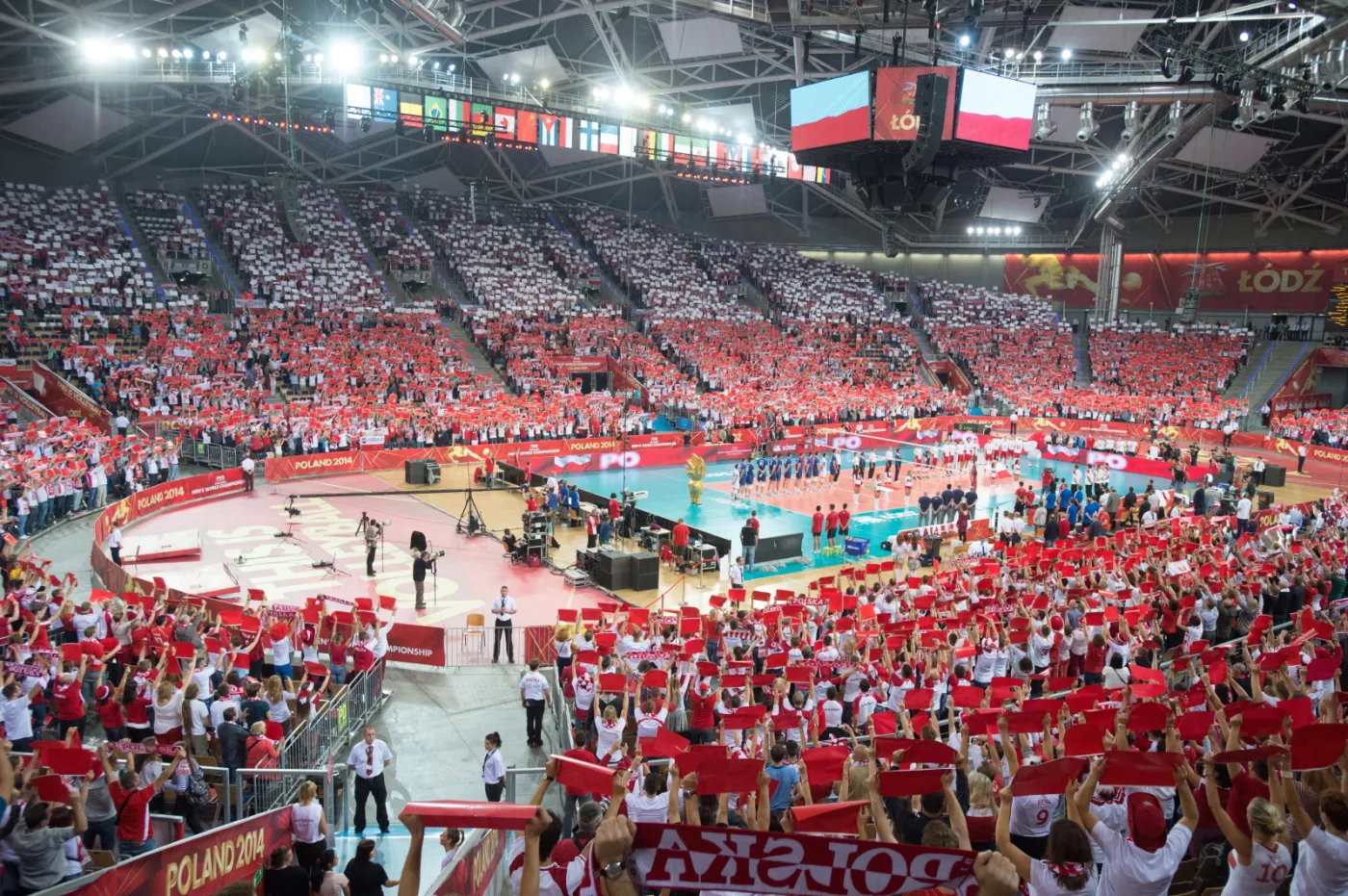 6792118-polscy-kibice-podczas-meczu-polska.jpg