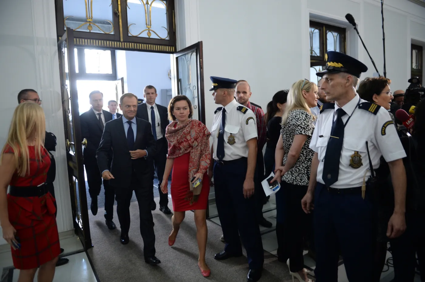 Donald Tusk w Sejmie, w tle wywiadu udziela Ewa Kopacz