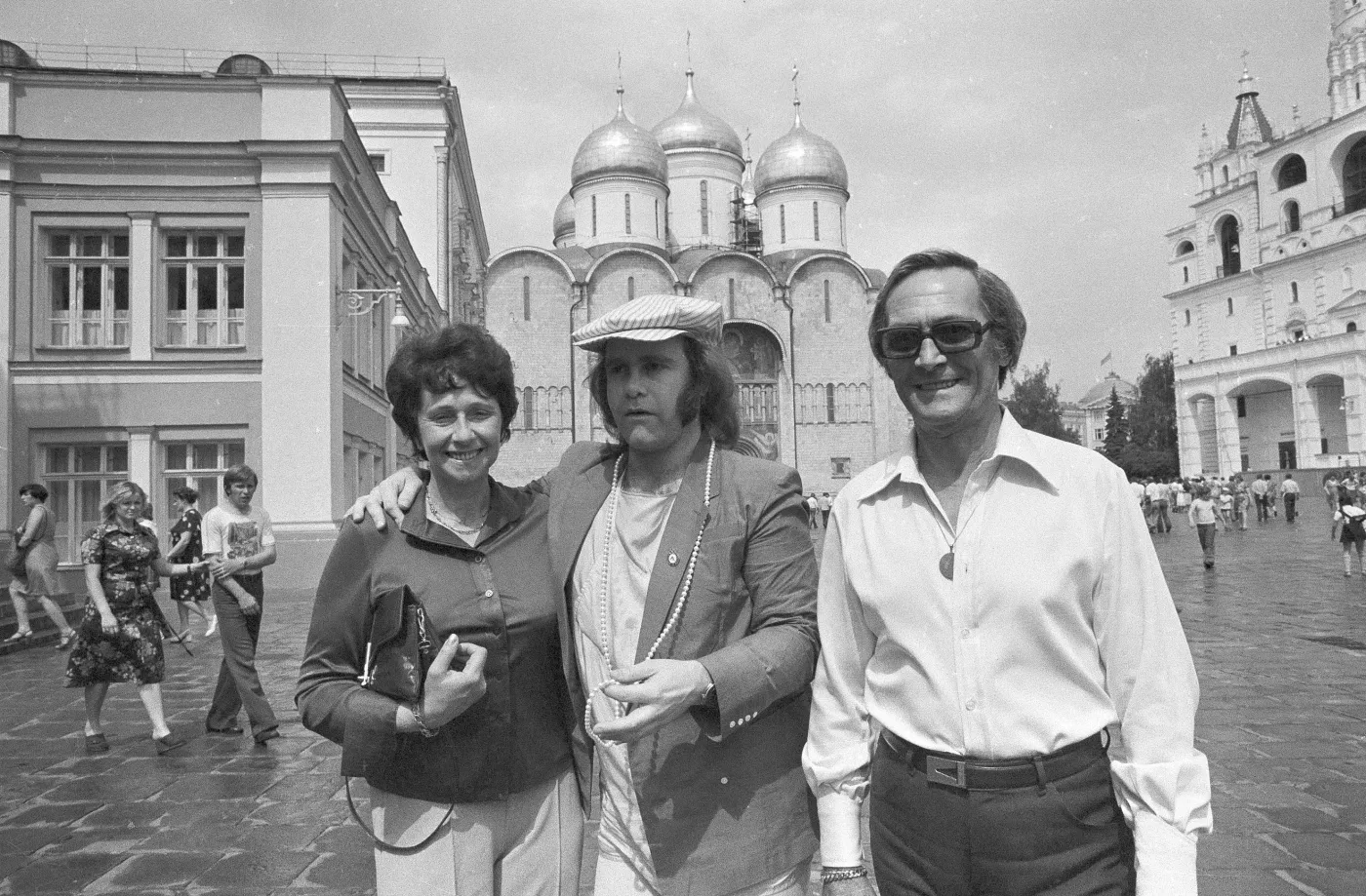 6339462-elton-john-z-mama-sheila-farebrother.jpg