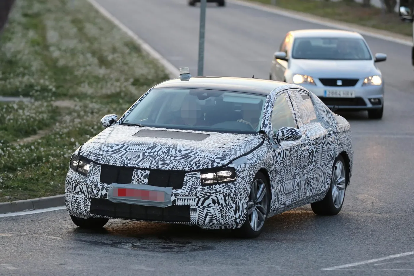 6140871-volkswagen-passat-2015-spy-photos-3.jpg