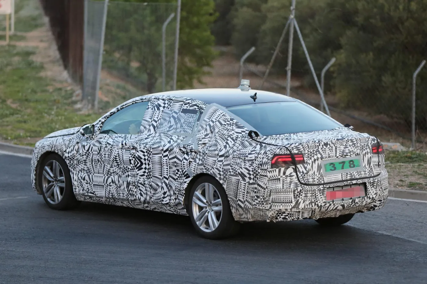 6140974-volkswagen-passat-2015-spy-photos-10.jpg
