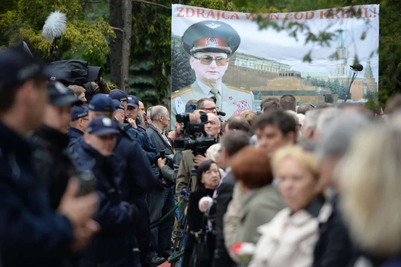 Pogrzeb Jaruzelskiego w cieniu awantury. Krzyki i gwizdy na Powązkach