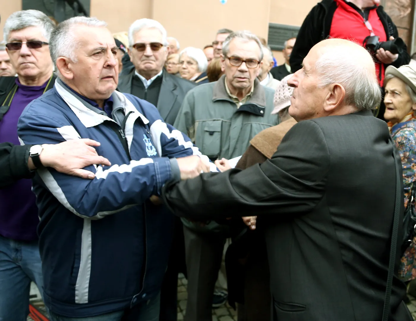 Ostre hasła przed mszą: "Jaruzelski won stąd!", "Precz do Moskwy!", "Zdrajca!"