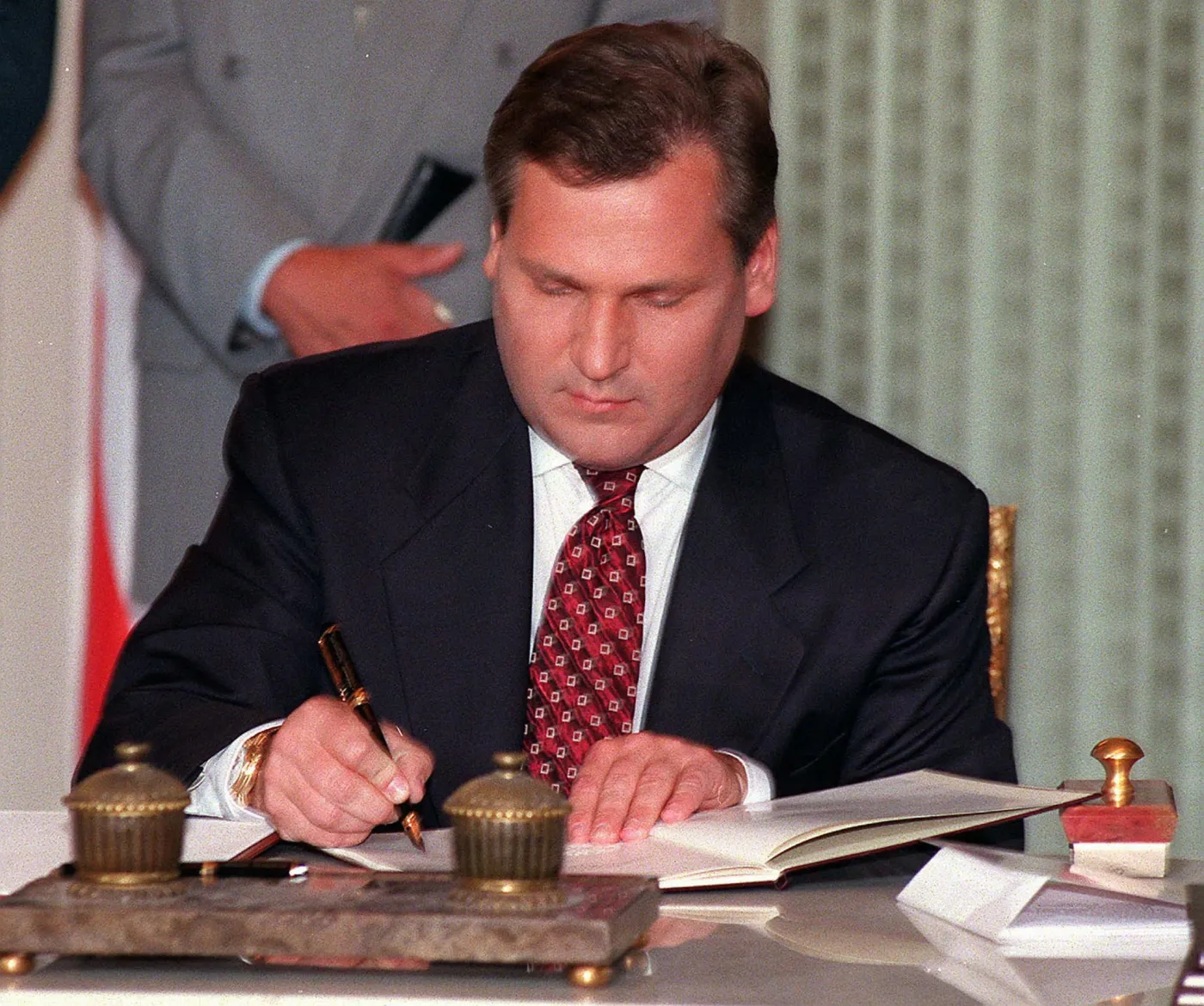 6381840-aleksander-kwasniewski-konstytucja.jpg