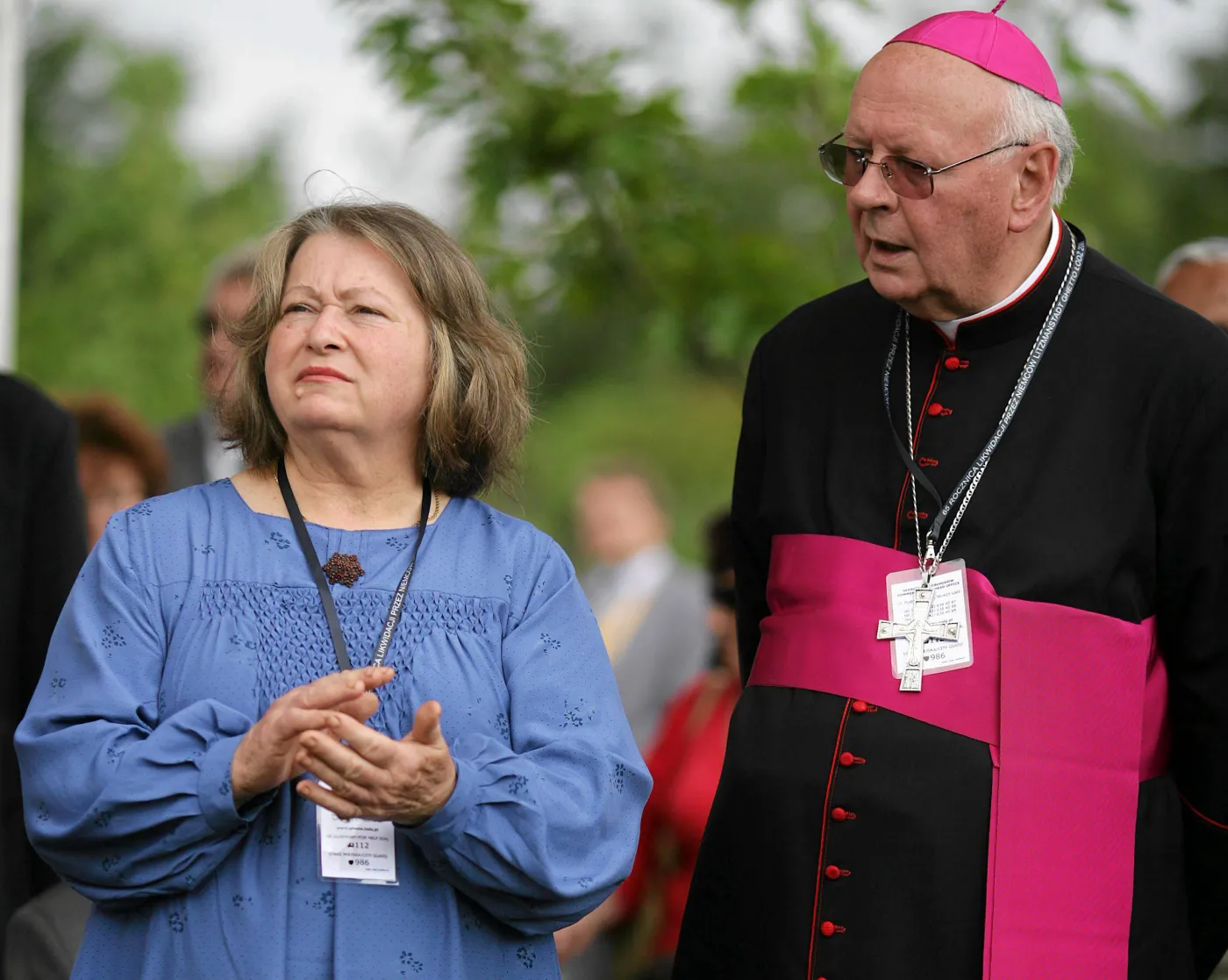 Janina Goss i arcybiskup Władysław Ziółek podczas odsłonięcia w Łodzi pomnika poświęconego Polakom ratującym Żydów