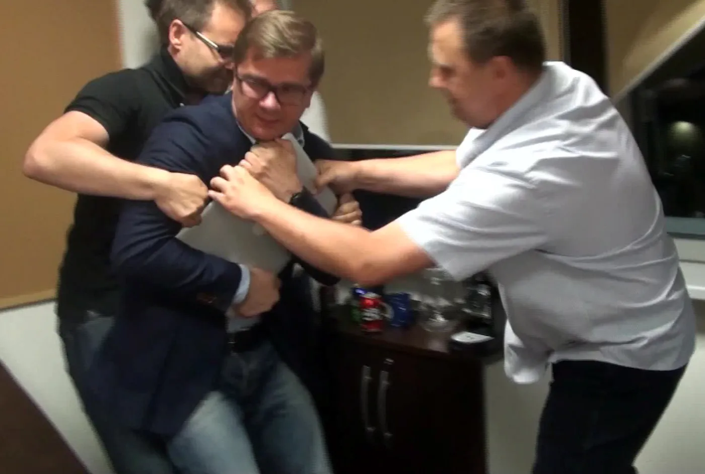 Redaktor naczelny "Wprost" Sylwester Latkowski oraz funkcjonariusze ABW