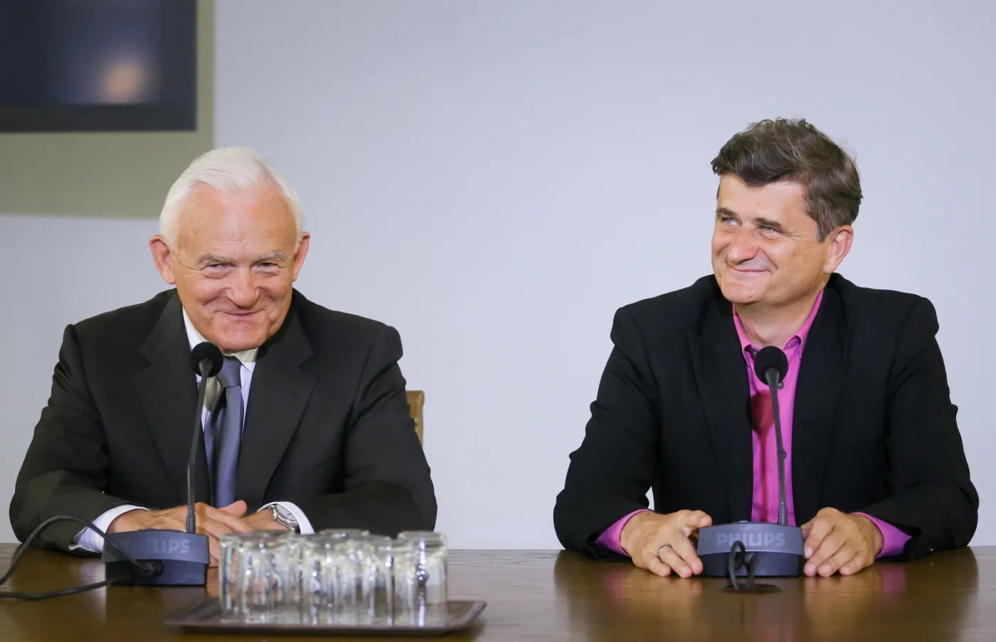 Przewodniczący Twojego Ruchu Janusz Palikot i przewodniczący SLD Leszek Miller podczas konferencji prasowej po spotkaniu w Sejmie